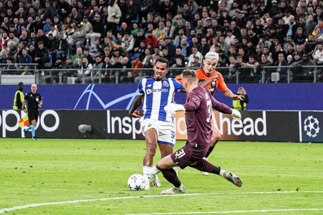 Goal kick Galeno FC Porto, 13 , Artur Rudko Shakhtar Donetsk, 01 haelt Ball GER, Shakhtar Donetsk vs FC Porto, Football, Champions League, Group H, Matchday 1, Season 2023 2024, 19 09 2023 GER, Shakhtar Donetsk vs FC Porto, Football, Champions League, Group H, Matchday 1, Season 2023 2024, 19 09 2023 Hamburg Copyright: xEibner-Pressefoto MarcelxvonxFehrnx EP_MFN