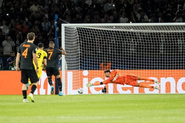 UEFA Champions League FC Paris Saint Germain Borussia Dortmund 19 09 2023 Gregor Kobel Borussia Dortmund, 1 can not keep the penalty of Kylian Mbappé FC Paris Saint Germain, 7 1 0 UEFA Champions League FC Paris Saint Germain Borussia Dortmund, Paris, Parc des Princes on 19 09 2023 Copyright: xBEAUTIFULxSPORTS Wunderlx