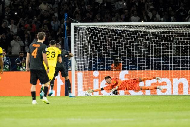 UEFA Champions League FC Paris Saint Germain Borussia Dortmund 19 09 2023 Gregor Kobel Borussia Dortmund, 1 can not keep the penalty of Kylian Mbappé FC Paris Saint Germain, 7 1 0 UEFA Champions League FC Paris Saint Germain Borussia Dortmund, Paris, Parc des Princes on 19 09 2023 Copyright: xBEAUTIFULxSPORTS Wunderlx