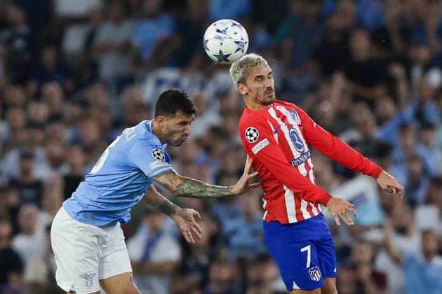 Atletico Madrid s French forward Antoine Griezmann challenges for the ball with Lazio s Italian defender Alessio Romagnoli during the UEFA Champions League match SS Lazio vs Atletico Madrid at Olimpico Stadium on September 19, 2023, in Rome.  Copyright: xAntonioxBalasco IPAxSportx xipa-x xx IPA_40418097 IPA_IPA40418097