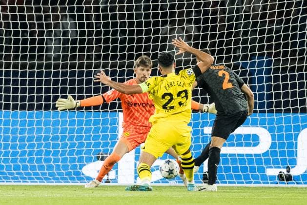 UEFA Champions League FC Paris Saint Germain Borussia Dortmund 19 09 2023 Achraf Hakimi FC Paris Saint Germain, 2 scores to 2 0 Gregor Kobel Borussia Dortmund, 1 can not stop UEFA Champions League FC Paris Saint Germain Borussia Dortmund, Paris, Parc des Princes on 19 09 2023 Copyright: xBEAUTIFULxSPORTS Wunderlx