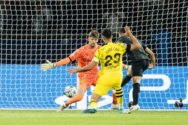 UEFA Champions League FC Paris Saint Germain Borussia Dortmund 19 09 2023 Achraf Hakimi FC Paris Saint Germain, 2 scores to 2 0 Gregor Kobel Borussia Dortmund, 1 can not stop UEFA Champions League FC Paris Saint Germain Borussia Dortmund, Paris, Parc des Princes on 19 09 2023 Copyright: xBEAUTIFULxSPORTS Wunderlx