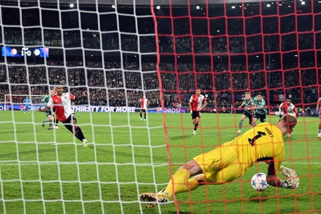 ROTTERDAM - Celtic goalkeeper Joe Hart stops the penalty from Igor Paixao of Feyenoord during the UEFA Champions League match between Feyenoord and Celtic FC at Feyenoord Stadium de Kuip on September 19, 2023 in Rotterdam, Netherlands. ANP OLAF KRAAK Group E - UEFA Champions League 2023 2024 xVIxANPxSportx xxANPxIVx 478721517 originalFilename: 478721517.jpg