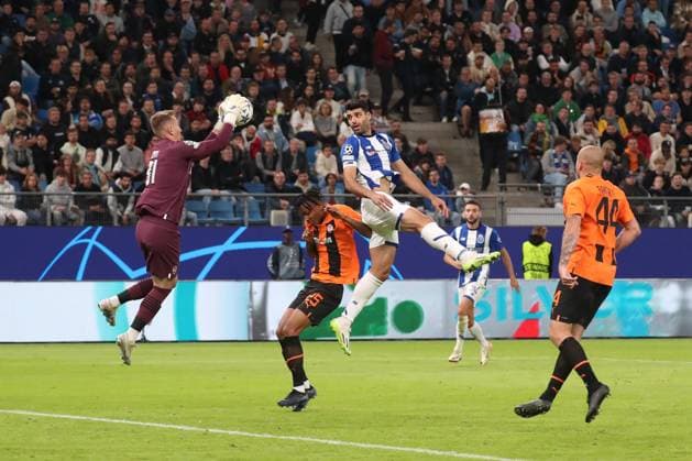 19 09 2023, xgox, football UEFA Champions League, Shakhtar Donetsk FC Porto emspor, v l Dmytro Riznyk Donetsk, 31 parade, holds the ball, catches the ball, parries DFL DFB REGULATIONS PROHIBIT ANY USE OF PHOTOGRAPHS AS IMAGE SEQUENCES AND OR QUASI VIDEO Hamburg