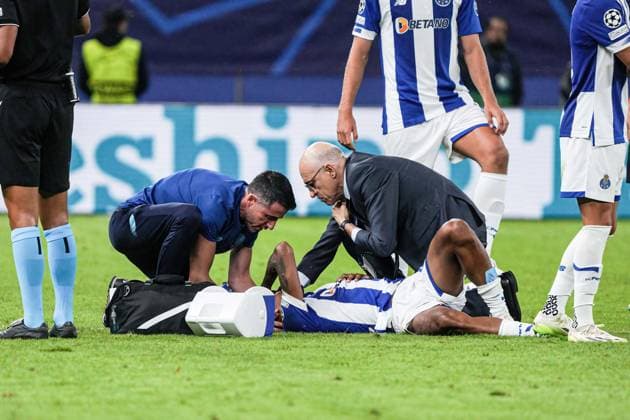 Injury Galeno FC Porto, 13 GER, Shakhtar Donetsk vs FC Porto, Football, Champions League, Group H, Matchday 1, Season 2023 2024, 19 09 2023 GER, Shakhtar Donetsk vs FC Porto, Football, Champions League, Group H, Matchday 1, Season 2023 2024, 19 09 2023 Hamburg Copyright: xEibner-Pressefoto MarcelxvonxFehrnx EP_MFN