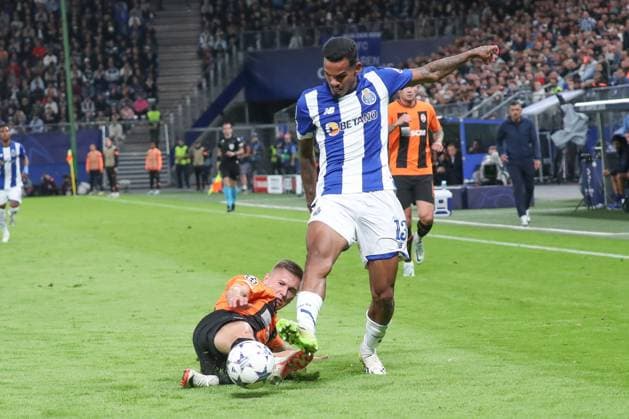 19 09 2023, xgox, football UEFA Champions League, Shakhtar Donetsk FC Porto emspor, v l Yegor Nazaryna Donetsk, 29 , Galeno Porto, 13 duel, duel, fight, tackle DFL DFB REGULATES PROHIBIT ANY USE OF PHOTOGRAPHS as IMAGE SEQUENCES and or QUASI VIDEO Hamburg