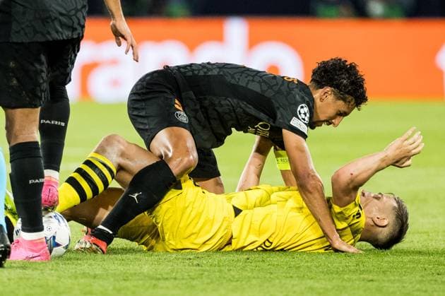UEFA Champions League FC Paris Saint Germain Borussia Dortmund 19 09 2023 Marquinhos FC Paris Saint Germain, 5 pushes Nico Schlotterbeck Borussia Dortmund, 4 over and falls to the ground with him UEFA Champions League FC Paris Saint Germain Borussia Dortmund, Paris, Parc des Princes on 19 09 2023 Copyright: xBEAUTIFULxSPORTS Wunderlx