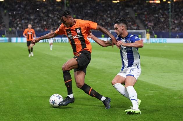 Hamburg, Germany 19 September 2023 Champions League 2023 2024 Shakhtar Donetsk vs FC Porto In picture from l in duel Novatus Miroshi Donetsk, 25 , Stephen Eustaquio Porto, 6 Volksparkstadion Hamburg Copyright: xFotostandx xTaegerx