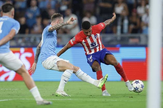 Lazio s Italian midfielder Manuel Lazzari challenges for the ball with Atletico Madrid s Brazilian forward Samuel Lino during the UEFA Champions League match SS Lazio vs Atletico Madrid at Olimpico Stadium on September 19, 2023, in Rome.  Copyright: xAntonioxBalasco IPAxSportx xipa-x xx IPA_40418847 IPA_IPA40418847