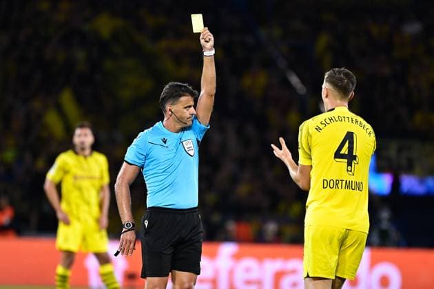 Carton jaune de Jesus Gil Manzano ( arbitre ) pour Nico Schlotterbeck ( 4 - Borussia Dortmund ) - FOOTBALL : Paris Saint Germain vs Borussia Dortmund - Ligue des Champions - 19 09 2023 FedericoPestellini Panoramic 