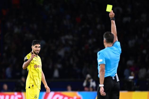 Carton jaune de Jesus Gil Manzano ( arbitre ) pour Emre Can ( 23 - Borussia Dortmund ) - FOOTBALL : Paris Saint Germain vs Borussia Dortmund - Ligue des Champions - 19 09 2023 FedericoPestellini Panoramic 