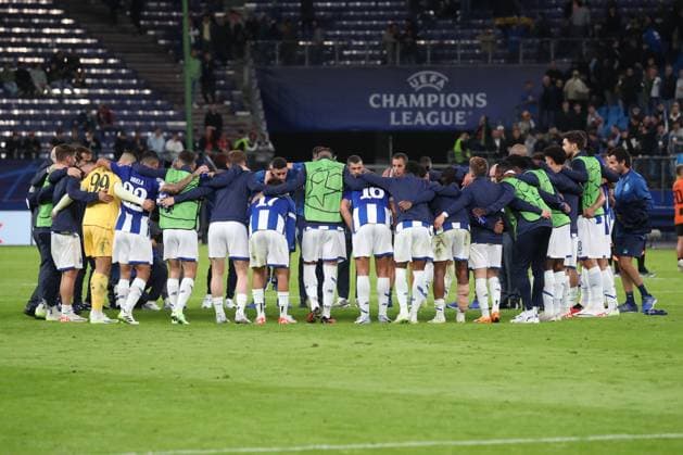 19 09 2023, xgox, football UEFA Champions League, Shakhtar Donetsk FC Porto emspor, v l Porto in the team circle after the match DFL DFB REGULATES PROHIBIT ANY USE OF PHOTOGRAPHS as IMAGE SEQUENCES and or QUASI VIDEO Hamburg
