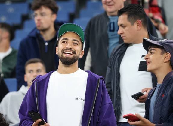 Immanuel Pherai and the HSV team among the spectators Football, UEFA Champions League, Group Stage, Season 2023 2024, Men, UCL, Men, Volksparkstadion, FC Shakhtar Shakhtar Donetsk UKR vs. FC Porto PRT