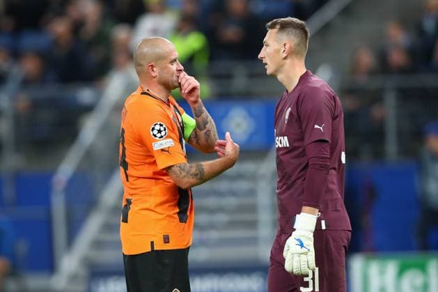Hamburg, Germany 19 September 2023 Champions League 2023 2024 Shakhtar Donetsk vs FC Porto Pictured f l Yaroslav Rakitskyi Donetsk, 44 , Dmytro Riznyk Donetsk, 31 discuss Volksparkstadion Hamburg Copyright: xFotostandx xTaegerx