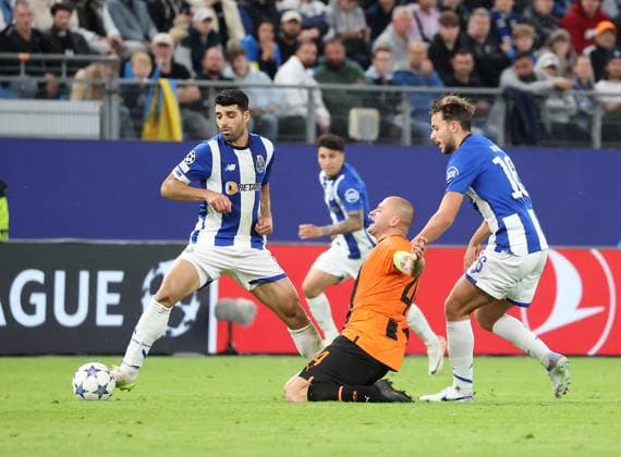Taremi Mehdi FC Porto , Yaroslav Rakitskyi Shakhtar Donetsk Football, UEFA Champions League, Group Stage, Season 2023 2024, Men, UCL, Men, Volksparkstadion, FC Shakhtar Shakhtar Donetsk UKR vs FC Porto PRT , 1 3