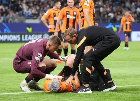 Injury Stav Lemkin Shakhtar Donetsk Football, UEFA Champions League, Group Stage, Season 2023 2024, Men, UCL, Men, Volksparkstadion, FC Shakhtar Shakhtar Donetsk UKR vs FC Porto PRT , 1 3