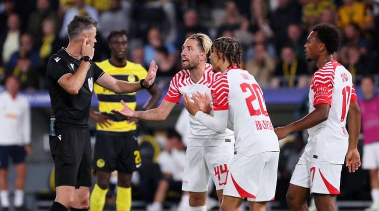 Bern RB Leipzig Champions League Bern, 19 09 2023, Wankdorf Stadium, Football , UEFA Champions League, Group G , Matchday 1, Young Boys Bern vs RB Leipzig 1 3 1 1 , Pictured from left referee Enea Jorji, Kevin Kampl 44, RB Leipzig , Xavi Simons 20, RB Leipzig , Lois Openda 17, RB Leipzig , Photo intended for editorial use only , UEFA regulations prohibit any use of photographs as image sequences and or quasi video , Picture Point