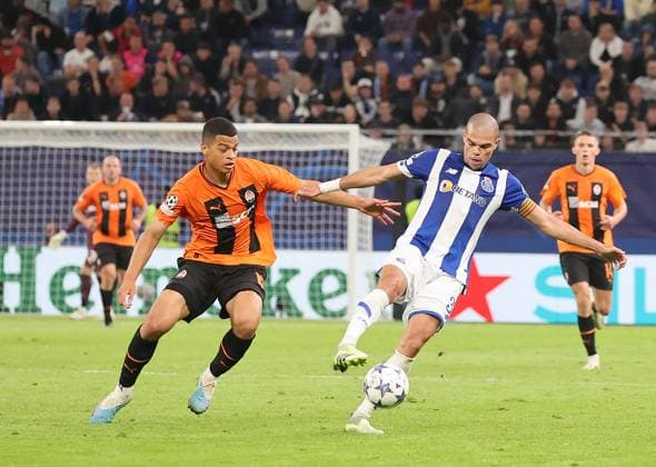 Kevin Kelsy Shakhtar Donetsk , Pepe FC Porto Football, UEFA Champions League, Group Stage, Season 2023 2024, Men, UCL, Men, Volksparkstadion, FC Shakhtar Shakhtar Donetsk UKR vs FC Porto PRT , 1 3