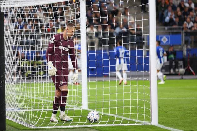 Soccer men season 2023 2024 UEFA Champions League 1 matchday I Shakhtar Donetsk FC Porto I 19 09 2023 Dmytro Riznyk 31, Shakhtar Donetsk takes the ball out of the goal Hamburg Volksparkstadion Hamburg Germany Copyright: xLobecax xHenningxRohlfsx