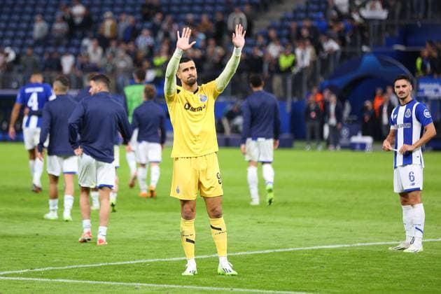 Soccer men season 2023 2024 UEFA Champions League 1 matchday I Shakhtar Donetsk FC Porto I 19 09 2023 Diogo Costa 99, FC Porto thanks fans Hamburg Volksparkstadion Hamburg Germany Copyright: xLobecax xHenningxRohlfsx