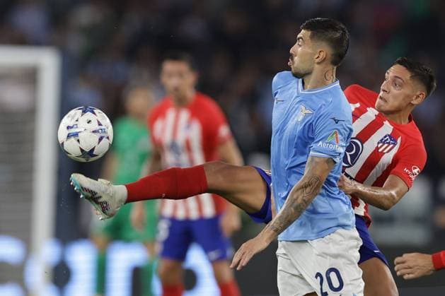 LIGUE DES CHAMPIONS Antonio Balasco IPA ipa- IPA Agency Maxppp - Lazio s Italian midfielder Mattia Zaccagni challenges for the ball with Atletico Madrid s Argentinian defender Nahuel Molina during the UEFA Champions League match SS Lazio vs Atletico Madrid at Olimpico Stadium on September 19, 2023, in Rome. Paris 09 19 2023 first match of Group F of the Champions League Rome ItalyItaly  Copyright: xIPAxAgency MaxpppxAntonioxBalasco IPAxSportx xipa-x IPA_IPA40419741 IPA_IPA40419741