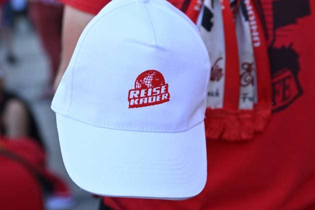 Football, men, season 2023 2024, Champions League Group C, 1 matchday , Real Madrid 1 FC Union Berlin, Union fans in the city on the Puerta del Sol, fan merchandise cap with travel squad imprint, 20 09 2023, Copyright: xMatthiasxKochx