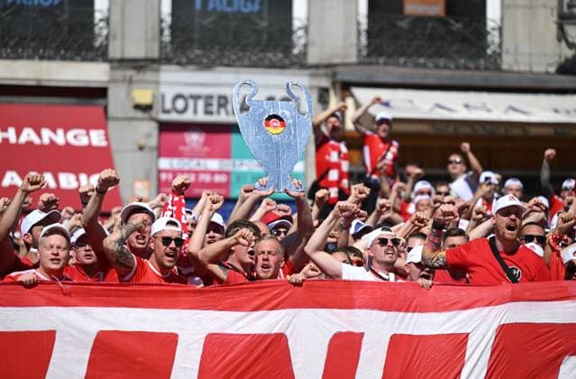 Football, men, 2023 2024 season, Champions League Group C, 1 matchday , Real Madrid 1 FC Union Berlin, Union fans in the city at Puerta del Sol, Union fans with Champions League trophy made of cardboard, 20 09 2023, Copyright: xMatthiasxKochx