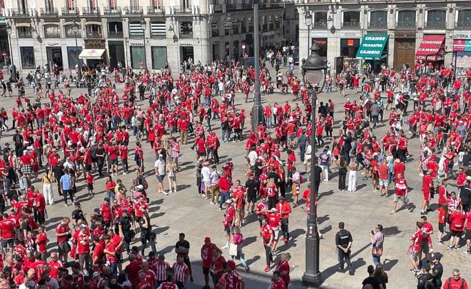 Union fans at the square Puerta del Sol, Real Madrid vs Union Berlin, football, Champions League, group stage, 1 round, 20 09 2923, Real Madrid vs Union Berlin, football, Champions League, group stage, 1 round, 20 09 2923, Madrid Copyright: xJoergxNiebergall Eibner-Pressefox EP_JNL