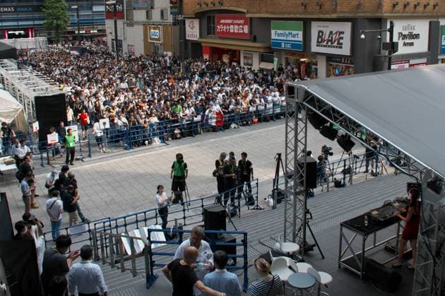 Racing fans gather the event for F1 Japan Grand Prix Formula 1 Tokyo Festival 2023 at Kabuki-cho, Shinjuku in Tokyo, Japan on Wednesday, September 20, 2023.  TKP2023092002 KEIZOxMORI