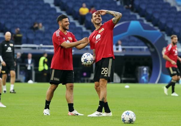 Kevin Volland, Christopher Trimmel, players kommer zur Erwärmng und grüßen die Fans Sport Fußball UEFA Champions League UCL Herren 1 Spieltag Saison 2023 2024 20 09 2023 Real Madrid vs 1 FC Union Berlin FCU Estadio Bernabeu DFL regulations prohibit any use of photographs as image sequences and or quasi video