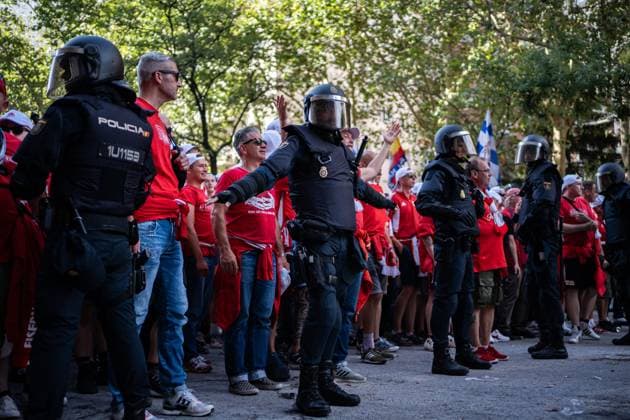 Dozens Of FC Union Berlin Fans Rally - Madrid Police officers in front of dozens of FC Union Berlin fans on Paseo de la Castellana on September 20, 2023 in Madrid, Spain. Around 4,400 German fans are expected to arrive in the capital for the Champions League match between Real Madrid and Union Berlin, which will take place today at 6.45 pm. The Government Delegation has deployed an operation in which about 1,700 agents of the National Police, the Municipal Police, SAMUR-Civil Protection, Firefighters, members of the Red Cross and security guards of the Madrid soccer club will participate to ensure security during the match. Photo by Diego Radames Europa Press ABACAPRESS.COM Madrid Spain  Copyright: xEuropaxPress ABACAx 868493_003 EuropaxPress ABACAx 868493_003