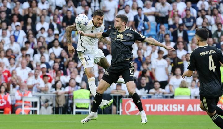 Joselu, Robin Gosens duel match scene action sports soccer soccer UEFA Champions League UCL men 1 matchday season 2023 2024 20 09 2023 Real Madrid vs 1 FC Union Berlin FCU Estadio Bernabeu DFL regulations prohibit any use of photographs as image sequences and or quasi video