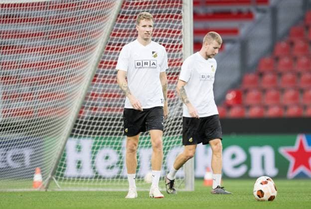 230920 Samuel Gustafson and Simon Gustafson of Häcken during a training session ahead of the UEFA Europa League match against Bayer 04 Leverkusen on September 20, 2023 in Leverkusen Photo Daniel Stiller BILDBYRAN code DS DS0333 fotboll soccer football uefa europa league träning practice training häcken bbeng  Copyright: DANIELxSTILLER BB230920DS017