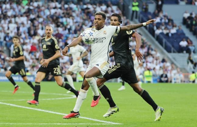 Rodrygo, Danilho Doekhi duel match scene action sports football soccer UEFA Champions League UCL men 1 matchday season 2023 2024 20 09 2023 Real Madrid vs 1 FC Union Berlin FCU Estadio Bernabeu DFL regulations prohibit any use of photographs as image sequences and or quasi video