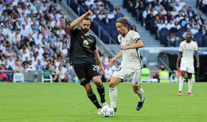 Lucas Tousart, Luka Modric duel match scene action sports football soccer UEFA Champions League UCL men 1 matchday season 2023 2024 20 09 2023 Real Madrid vs 1 FC Union Berlin FCU Estadio Bernabeu DFL regulations prohibit any use of photographs as image sequences and or quasi video