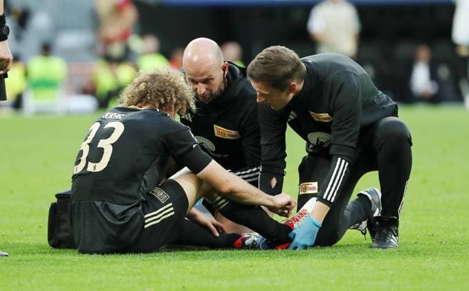 Alex Kral is treated for injury Sports Football Soccer UEFA Champions League UCL Mens 1 Matchday Season 2023 2024 20 09 2023 Real Madrid vs 1 FC Union Berlin FCU Estadio Bernabeu DFL regulations prohibit any use of photographs as image sequences and or quasi video