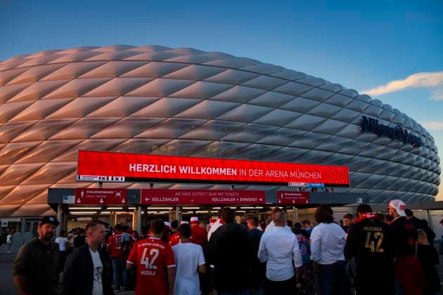 before kickoff stadium in evening light, blue hour, spectators waiting for admission FC Bayern Muenchen FCB vs Manchester United ManUnited ManU group stage 20 09 2023 DFL REGULATES PROHIBIT ANY USE OF PHOTOGRAPHS AS IMAGE SEQUENCES AND OR QUASI VIDEO FC Bayern Muenchen FCB vs Manchester United