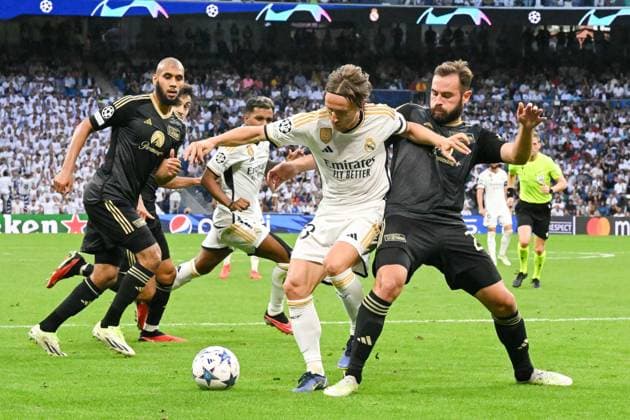 Football, men, season 2023 2024, Champions League Group C, 1 matchday , Real Madrid 1 FC Union Berlin, v l Luka Modric Real Madrid and Lucas Tousart 1 FC Union Berlin in duel, battle for the ball, 20 09 2023, Copyright: xMatthiasxKochx