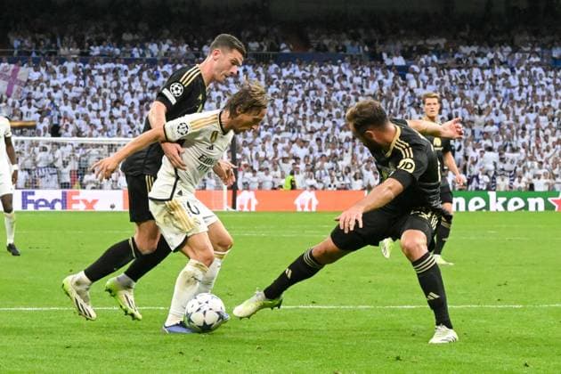 Football, men, season 2023 2024, Champions League Group C, 1 matchday , Real Madrid 1 FC Union Berlin, f l Robin Gosens 1 FC Union Berlin , Luka Modric Real Madrid and Lucas Tousart 1 FC Union Berlin in duel, battle for the ball, 20 09 2023, Copyright: xMatthiasxKochx