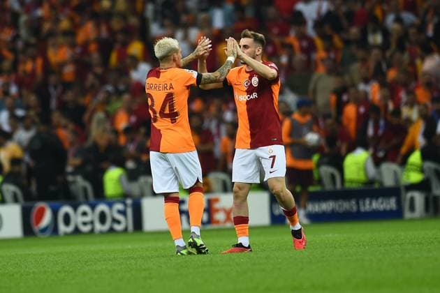 Lucas Torreira (L) and Kerem Akturkoglu of Galatasaray during the UEFA Champions League match between Galatasaray and F.C. Copenhagen at Ali Sami Yen Sports Complex Rams Park Arena on September 20, 2023 in Istanbul, Turkey. Istanbul Turkey Copyright: xSeskimPhotox Gsaray-Copenhagen-20923 (13)