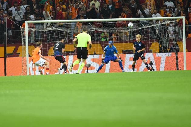 Sport Bilder des Tages Kerem Akturkoglu of Galatasaray and Goalkeeper Kamil Grabara ,Birger Meling (24) of F.C. Copenhagen during the UEFA Champions League match between Galatasaray and F.C. Copenhagen at Ali Sami Yen Sports Complex Rams Park Arena on September 20, 2023 in Istanbul, Turkey. Istanbul Turkey Copyright: xSeskimPhotox Gsaray-Copenhagen-20923 (33)