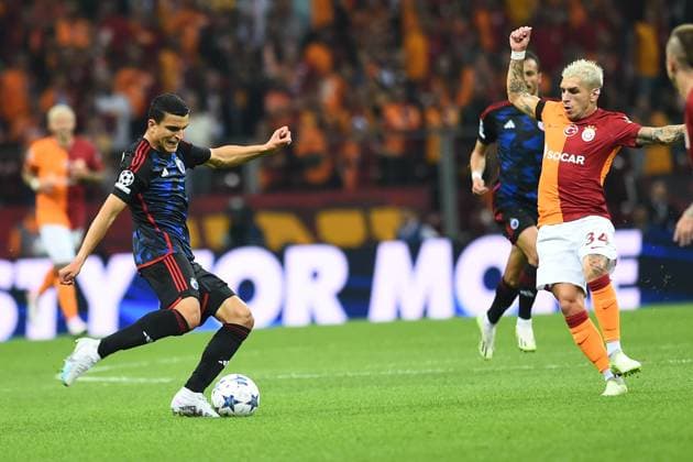 Lucas Torreira (R) of Galatasaray and Mohamed Elyounoussi of F.C. Copenhagen during the UEFA Champions League match between Galatasaray and F.C. Copenhagen at Ali Sami Yen Sports Complex Rams Park Arena on September 20, 2023 in Istanbul, Turkey. Istanbul Turkey Copyright: xSeskimPhotox Gsaray-Copenhagen-20923 (42)