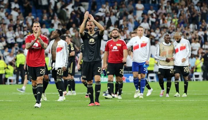 Christopher Trimmel, Robin Gosens disappointed after end of match clapping to fans disappointment Sports Football Soccer UEFA Champions League UCL Men 1 Matchday Season 2023 2024 20 09 2023 Real Madrid vs 1 FC Union Berlin FCU Estadio Bernabeu DFL regulations prohibit any use of photographs as image sequences and or quasi video