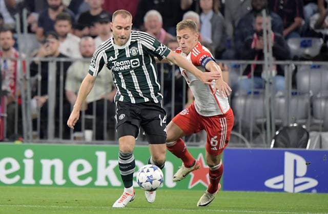 20 09 2023, xemx, football UEFA Champions League, FC Bayern Muenchen Manchester United emspor, v l Christian Eriksen Manchester United , Joshua Kimmich FC Bayern Muenchen Zweikampf, action, battle for the ball DFL DFB REGULATIONS PROHIBIT ANY USE OF PHOTOGRAPHS as IMAGE SEQUENCES and or QUASI VIDEO Muenchen