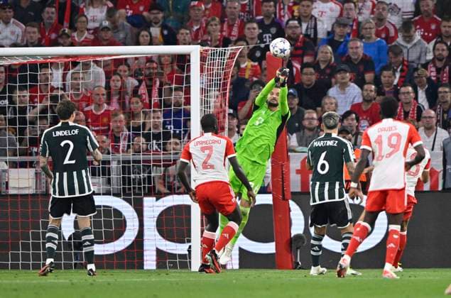 penalty area scene, goal area scene goalkeeper Sven Ulreich FC Bayern Muenchen FCB 26 clears parade action FC Bayern Muenchen FCB vs Manchester United ManUnited ManU group stage 20 09 2023 DFL REGULATES PROHIBIT ANY USE OF PHOTOGRAPHS AS IMAGE SEQUENCES AND OR QUASI VIDEO FC Bayern Muenchen FCB vs Manchester United