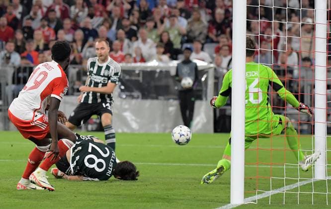 20 09 2023, xemx, football UEFA Champions League, FC Bayern Muenchen Manchester United emspor, v l Christian Eriksen Manchester United , Sven Ulreich FC Bayern Muenchen DFL DFB REGULATIONS PROHIBIT ANY USE OF PHOTOGRAPHS as IMAGE SEQUENCES and or QUASI VIDEO Muenchen