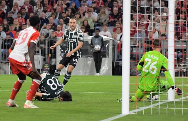 20 09 2023, xemx, football UEFA Champions League, FC Bayern Muenchen Manchester United emspor, v l Christian Eriksen Manchester United , Sven Ulreich FC Bayern Muenchen DFL DFB REGULATIONS PROHIBIT ANY USE OF PHOTOGRAPHS as IMAGE SEQUENCES and or QUASI VIDEO Muenchen