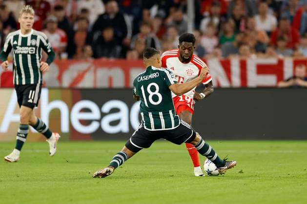 Duel between Casemiro Manchester United, 18 l and Alphonso Davies FC Bayern Muenchen, 19 Football, Uefa Champions League, Bayern Munich Manchester United on 20 9 2023 at Allianz Arena in Munich DFL REGULATES PROHIBIT ANY USE OF PHOTOGRAPHS AS IMAGE SEQUENCES AND OR QUASI VIDEO Copyright: HMBxMedia xHeikoxBecker