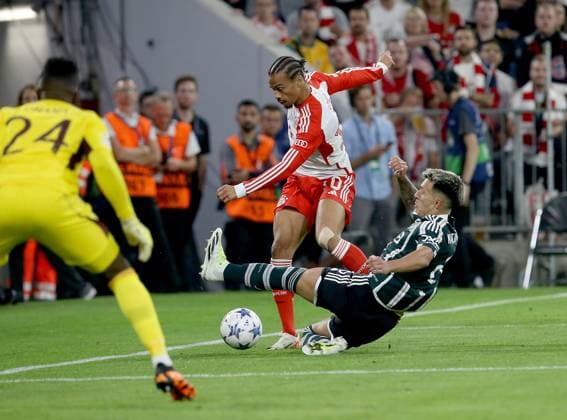 V li Leroy Sane Bayern , Lisandro Martinez ManU FC Bayern Munich Manchester United Munich, GER, 20 09 2023, Sports Football Champions League season 23 24