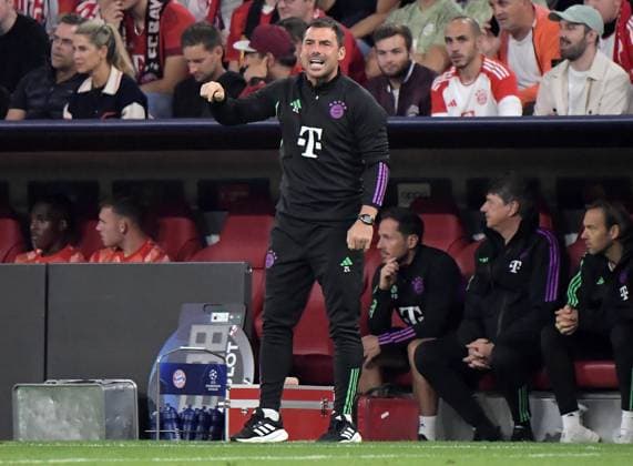 20 09 2023, xemx, football UEFA Champions League, FC Bayern Muenchen Manchester United emspor, v l Co coach Zsolt Low FC Bayern Muenchen gives instructions, gestures with arms, gesticulate, gives instructions DFL DFB REGULATIONS PROHIBIT ANY USE OF PHOTOGRAPHS AS IMAGE SEQUENCES AND OR QUASI VIDEO Muenchen